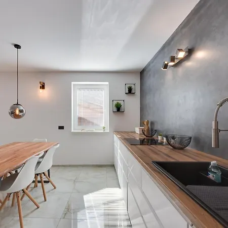 Julian Apartment *
